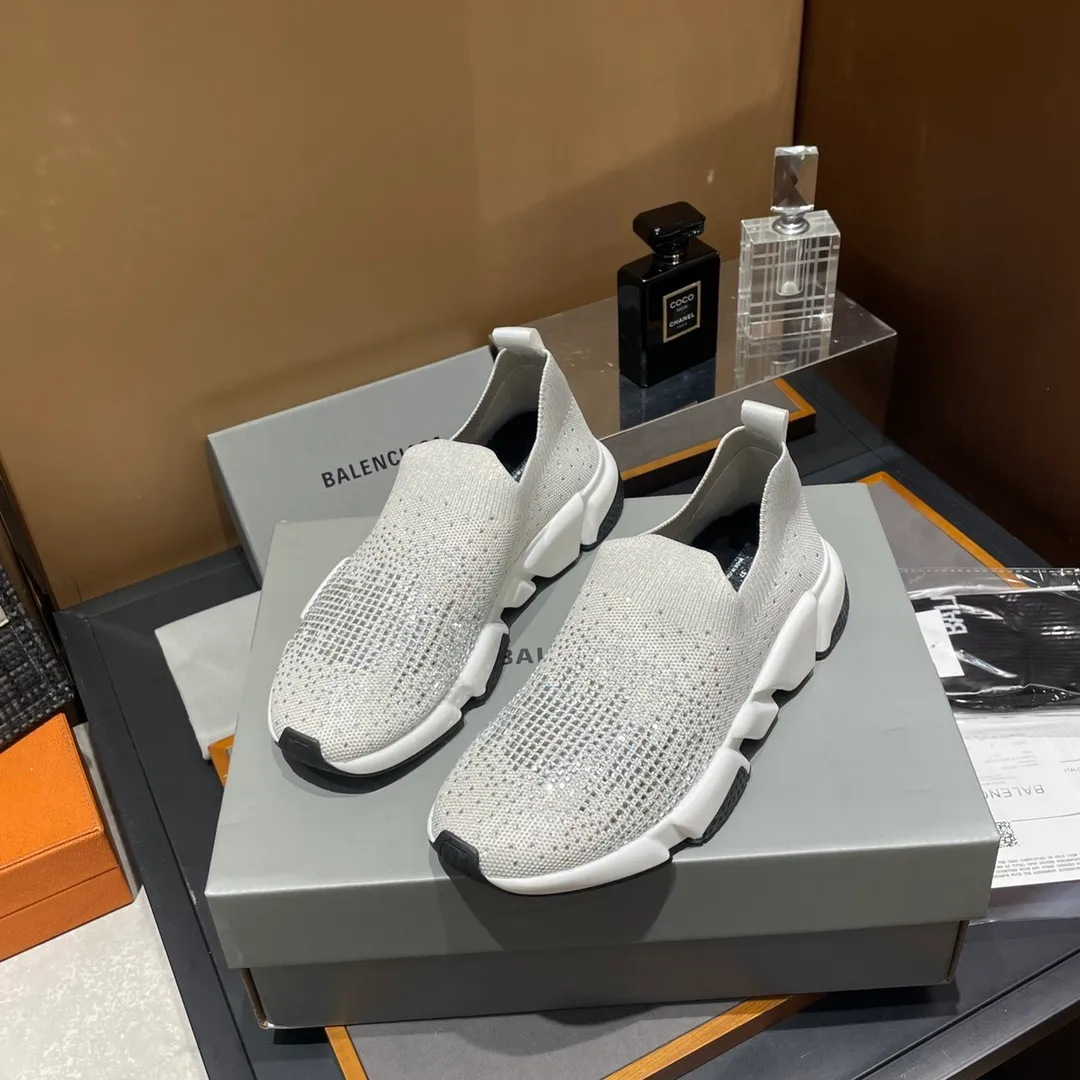 👟👟Ex-factory price 400👟👟 Balenciaga Balenciaga 🌝🌝glitter single shoes world premiere 🌈INS Weibo magazine sold out 💥💥counter limited edition ⚠️ Czech crystal hot diamond ⚠️specially customized fabric with summer cooling and heating effect ⚠️TPU ten PU vacuum combination bottom (not a plastic bottom formed by market currency) ,) The inner craftsmanship and material are the same as the original! ! Size 35 to 45M standard size (34, 46 can be customized) original high-end top complete package (with original Balenciaga socks included)
